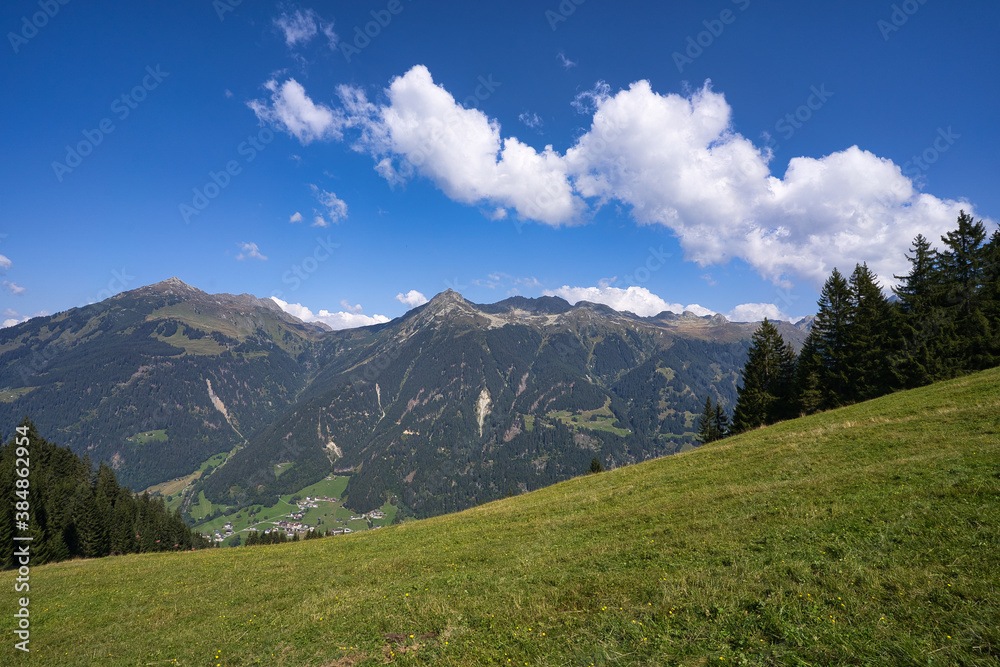 Auf einer Alm in den Bergen, Urlaub in den Alpen in Österreich 2020