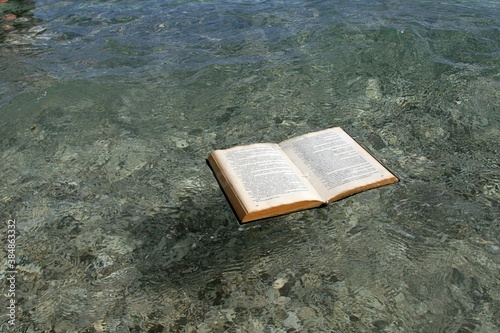 Foto Buch schwimmt auf Wasser