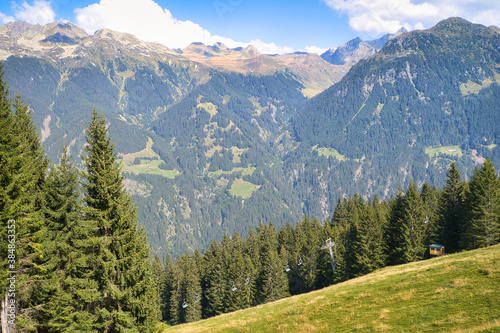 Fototapeta Naklejka Na Ścianę i Meble -  Eine Alm in den Bergen, Urlaub in den Alpen im Montafon 2020