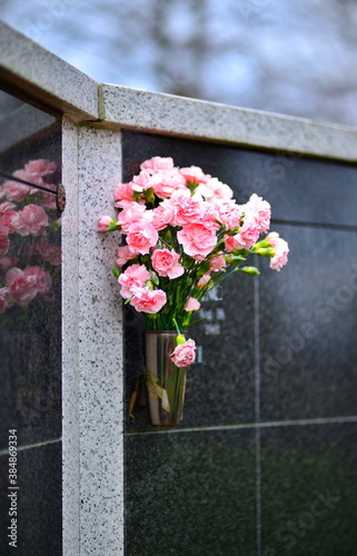 Obraz na płótnie Flowers in a vase on the mausoleum wall