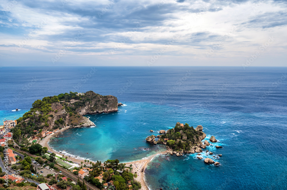 Traumhaft schöne Badebucht an der Küste Siziliens mit türkisblauem Wasser
