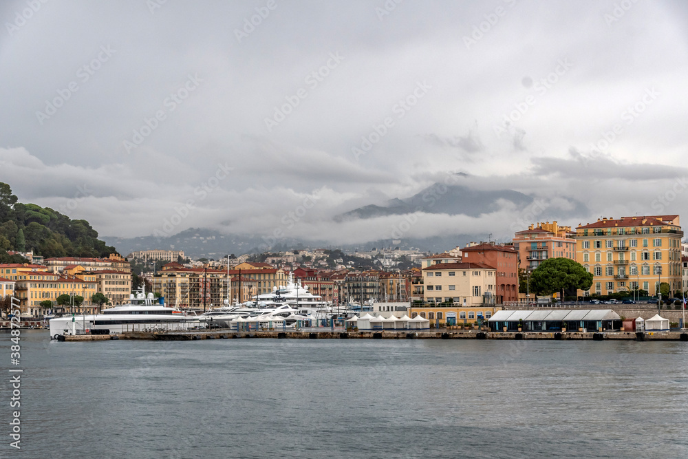 Port Lympia à Nice avec un ciel nuageux