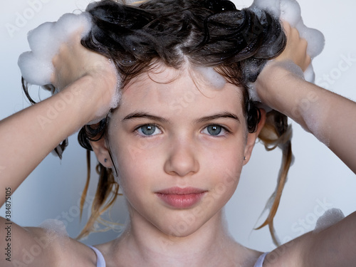Obraz na płótnie little / young girl washes her hair w salonie