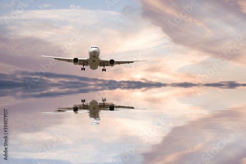 水面に映る旅客機と雲