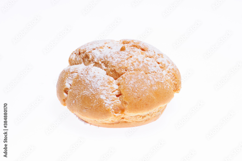 白バックにシュークリーム 白バックにシュークリーム