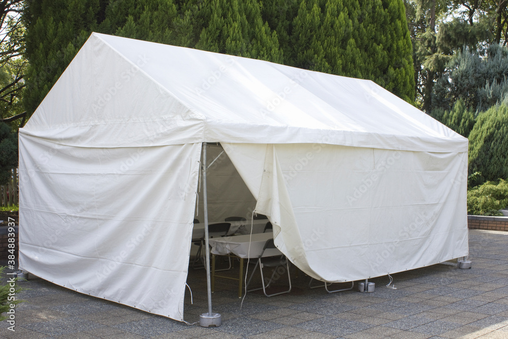 イベントのスタッフ用の仮設テント