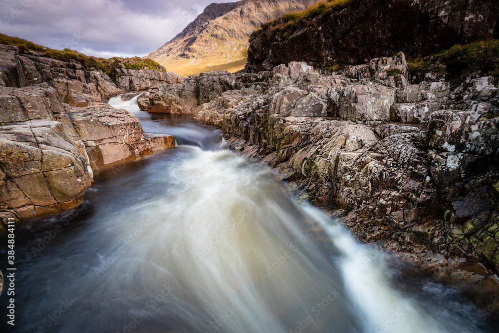 Obraz premium long exposure shot of the waterfalls in glen etive near loch etive and the entrance to glencoe and rannoch moor in the argyll region of the highlands of scotland during summer