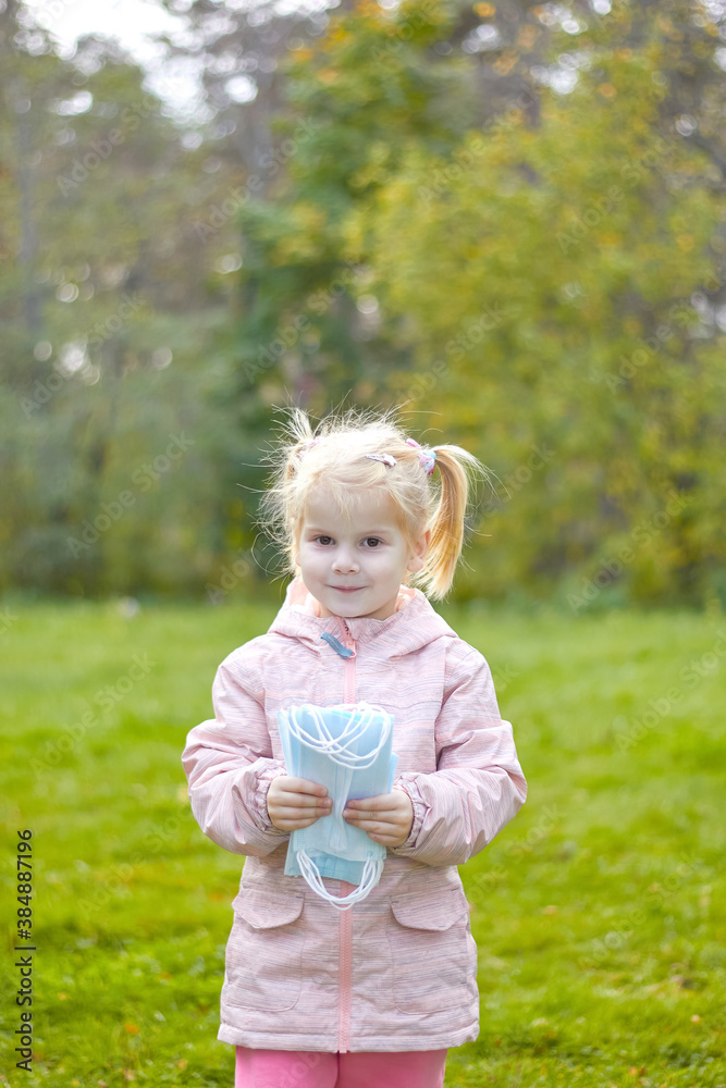 Baby throws out medical masks in nature Baby throws out medical masks in nature