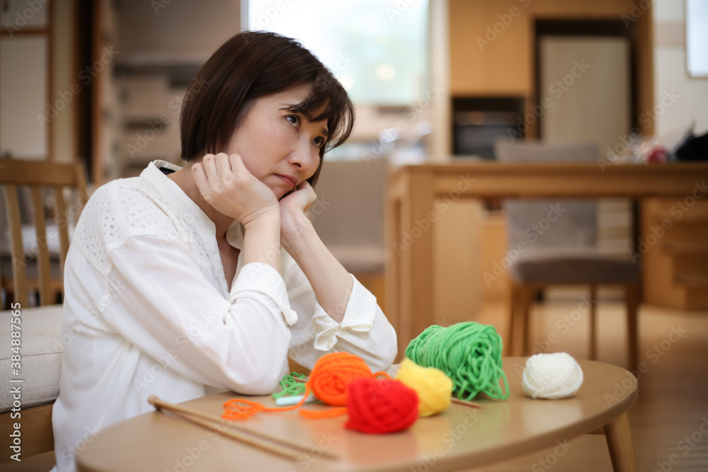 編み物を挫折した女性
