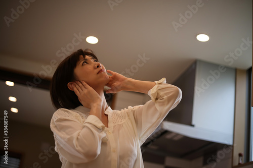 上の階の騒音に悩む女性
