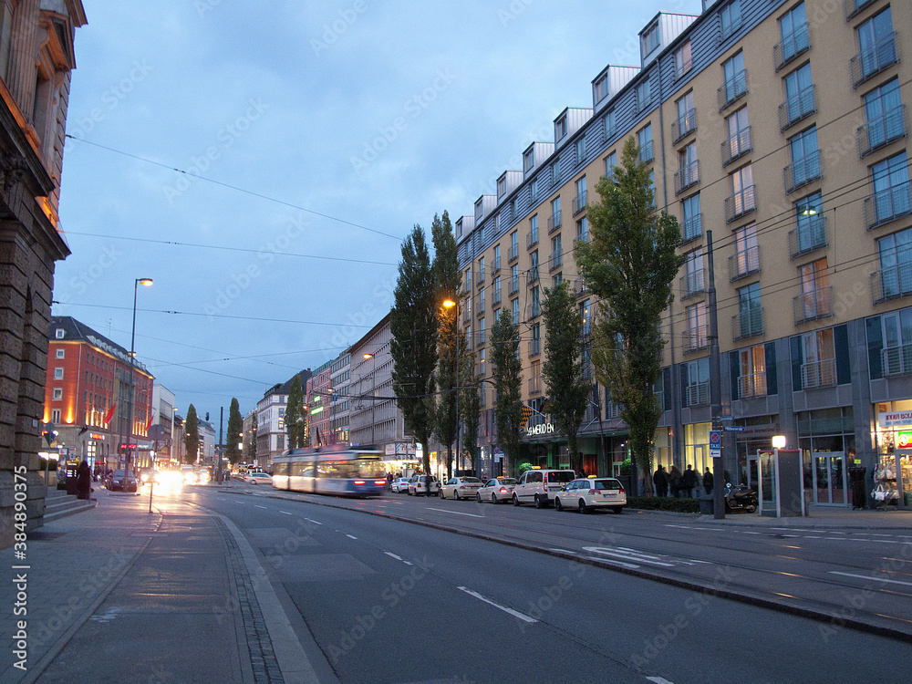 夕方のドイツミュンヘン市内の道路
