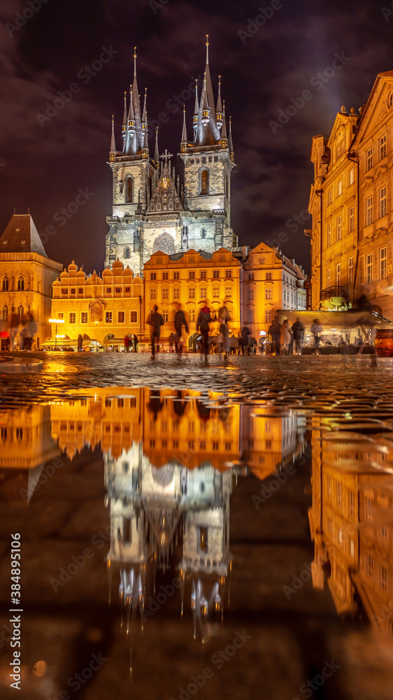 Obraz premium Old town square in Prague reflection
