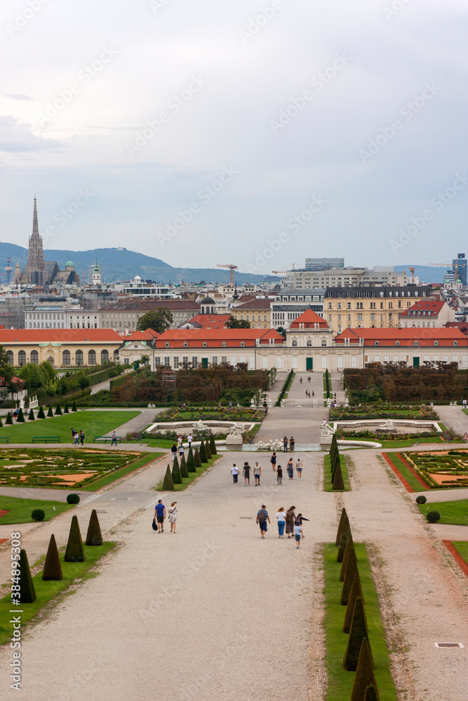 Jardín o parque del Palacio Belvedere y Museo en la ciudad de Viena, país de Austria