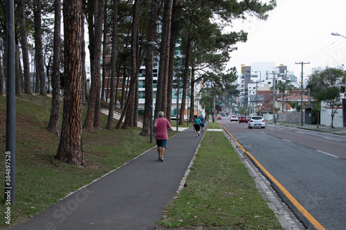 Wallpaper Mural pessoas caminhando em praça Torontodigital.ca