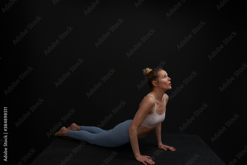 Obraz premium Fitness model demonstrates movement