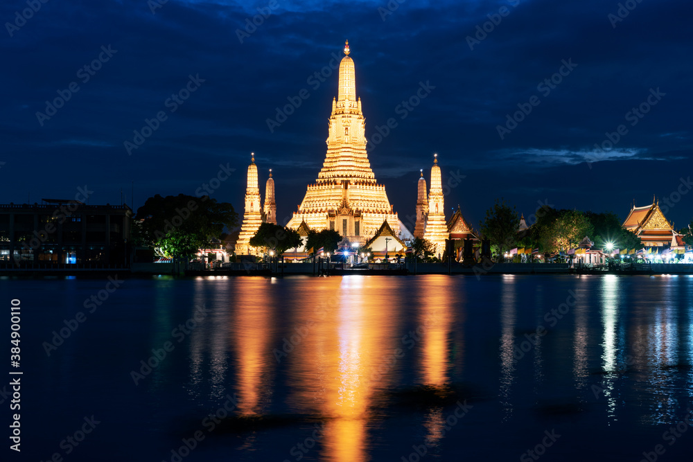 Fototapeta premium Beautiful Wat Arun Ratchawararam temple with reflexion in the river at twilight in Bangkok Thailand.