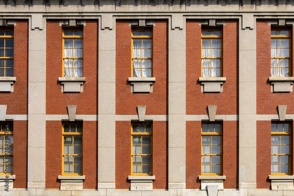 Obraz premium 赤レンガの壁と木枠の窓