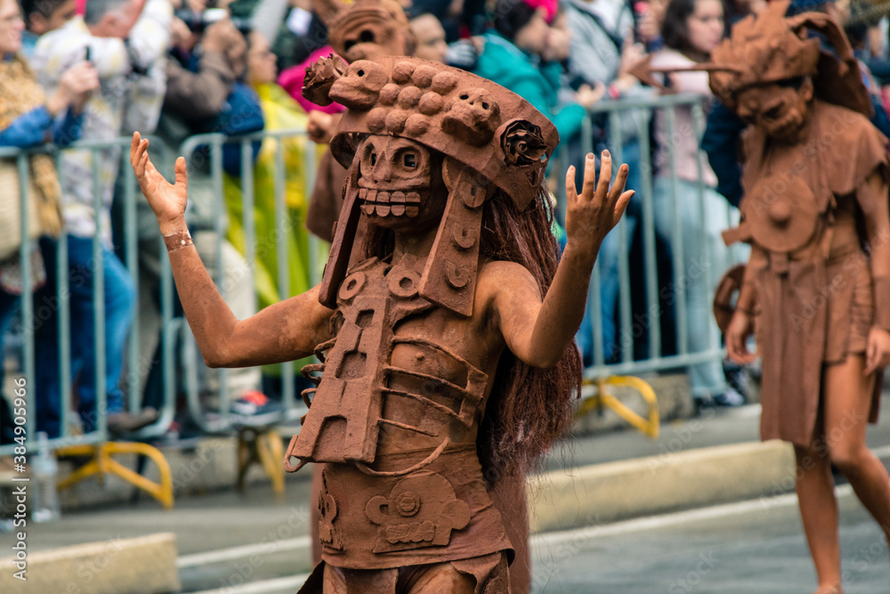 Mujer con disfraz tradicional dia de muertos azteca en el desfile