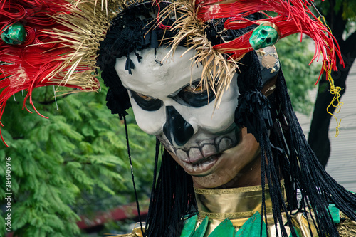 Foto Escultura carro alegórico desfile de dia de muertos mascara