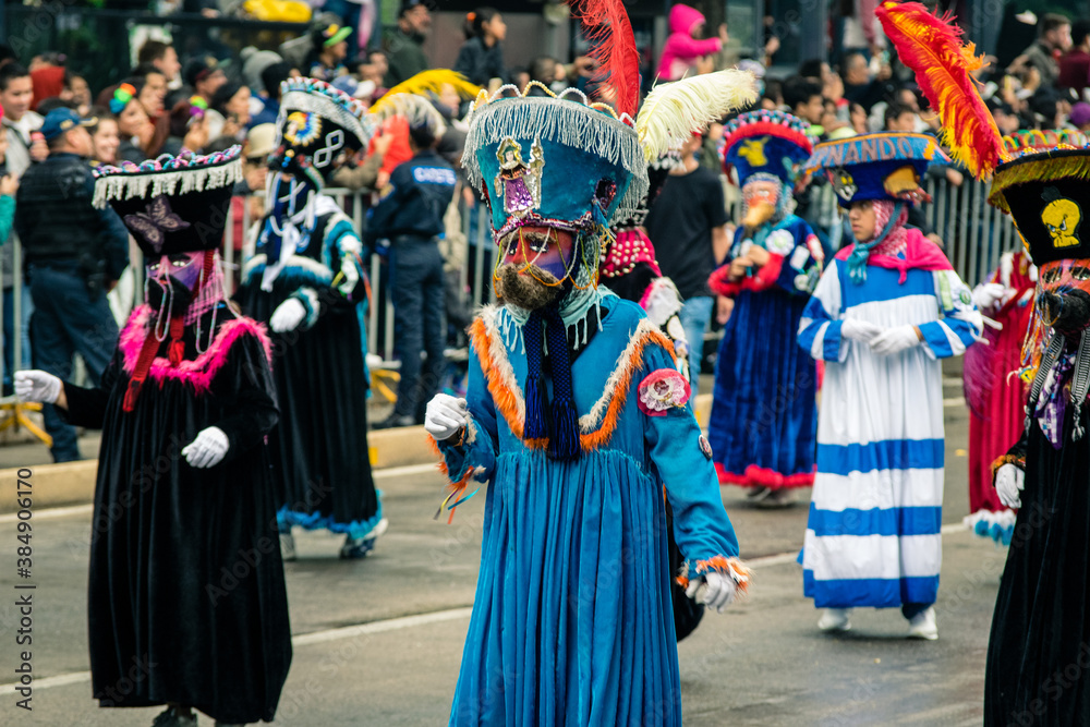 folklore baile tipico hombre disfrazado con máscara regional en mexico danzas y colorido