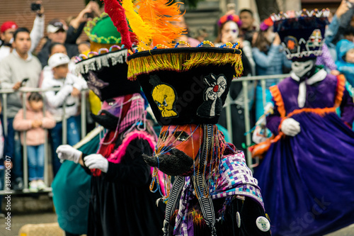 hombre con mascara carnaval en mexico baile regional tradicional