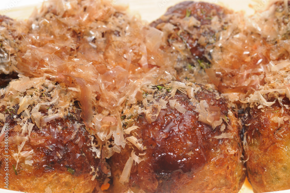 白バックにたこ焼きのアップ 白バックにたこ焼きのアップ