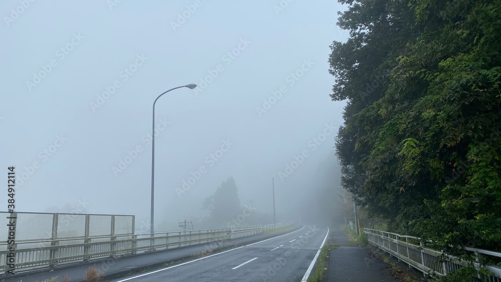 霧の濃い朝。田舎暮らし、地方移住イメージ