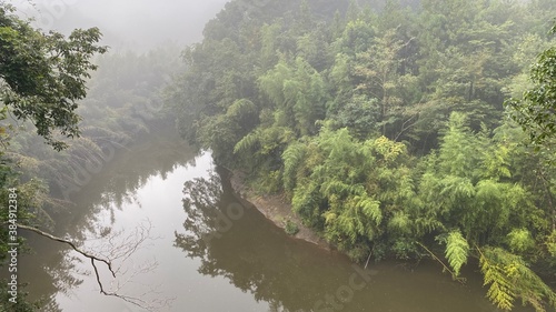 深い霧の朝。田舎の風景と川。テレワーク移住/田舎暮らしイメージ