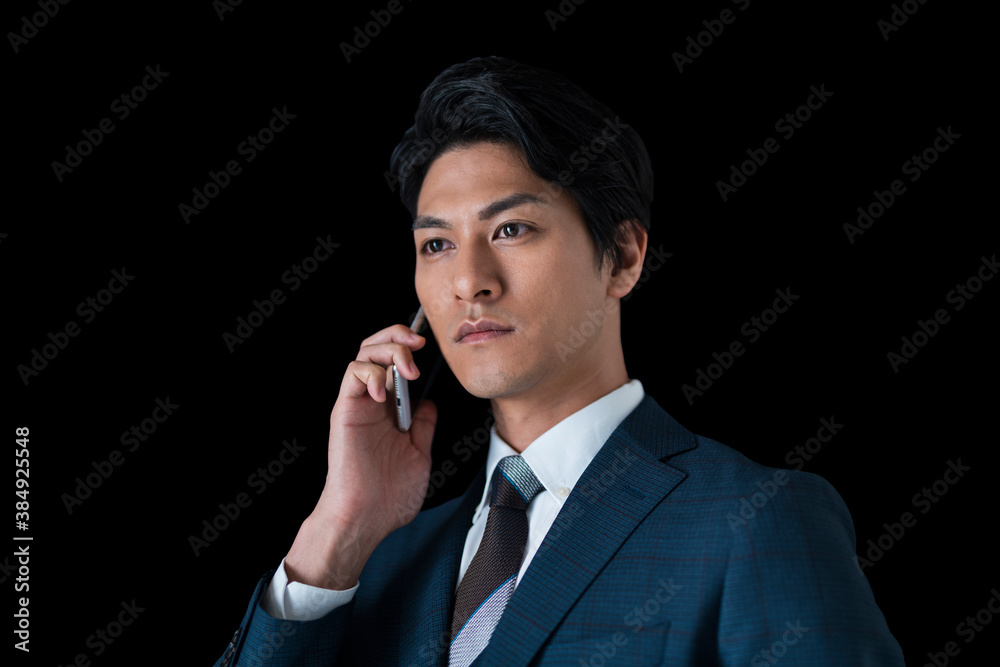 電話をするビジネスマン