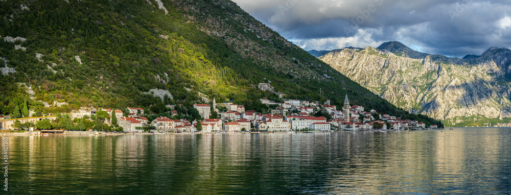 Fototapeta premium Perast, as an absolute highlight of the Bay of Kotor, is also one of the most beautiful Baroque towns in Montenegro. 