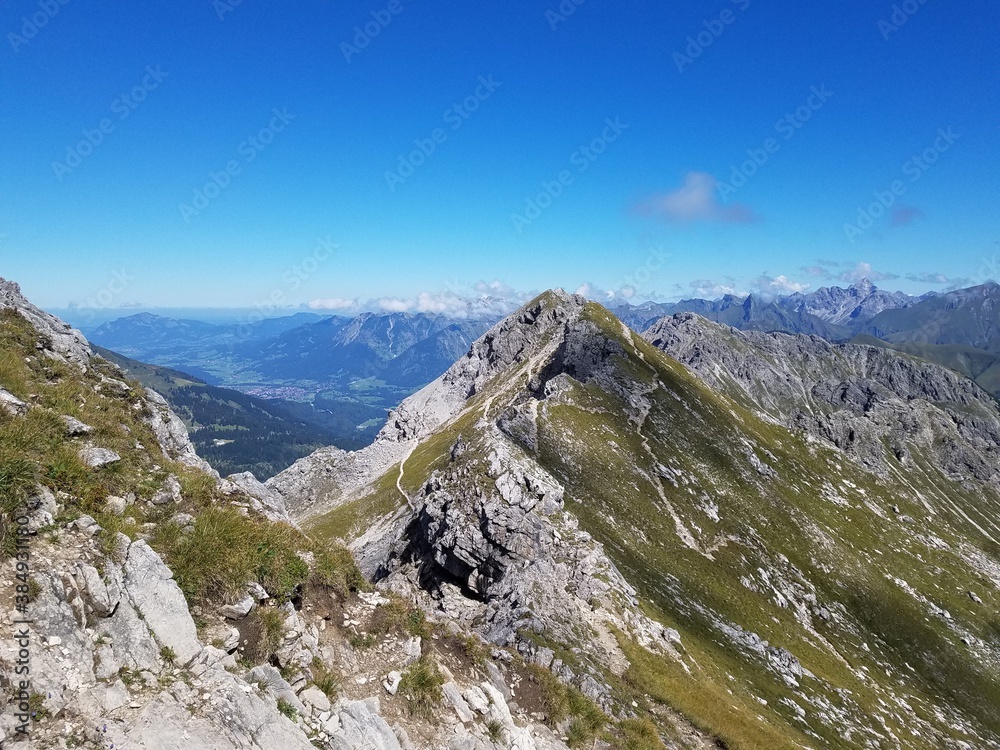 Wunderschöne Aussicht über die Alpen mit einem Bergrücken, Berggrat bei blauem Himmel Wunderschöne Aussicht über die Alpen mit einem Bergrücken, Berggrat bei blauem Himmel