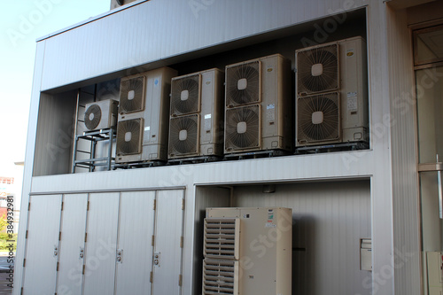 屋外に設置された整列したエアコンの室外機