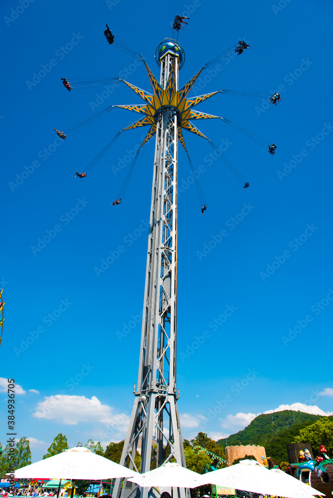 Obraz premium 遊園地 ブランコ