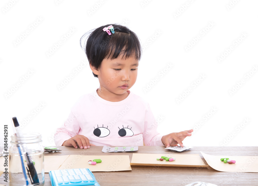 The role-playing little girl plays the role of a doctor dispensing medicine for the patient The role-playing little girl plays the role of a doctor dispensing medicine for the patient
