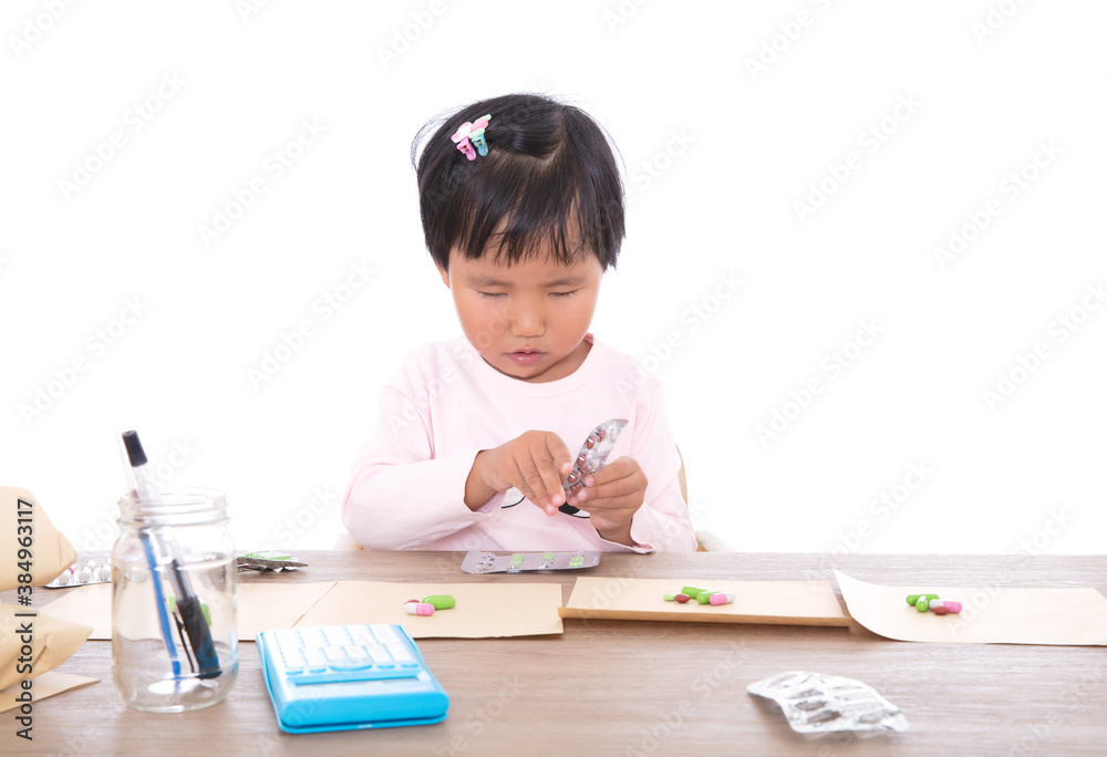 The role-playing little girl plays the role of a doctor dispensing medicine for the patient The role-playing little girl plays the role of a doctor dispensing medicine for the patient
