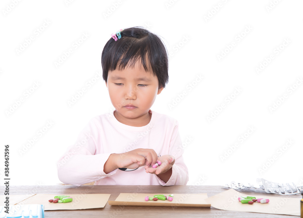 The young Chinese girl plays the role of the doctor to distribute medicine The young Chinese girl plays the role of the doctor to distribute medicine