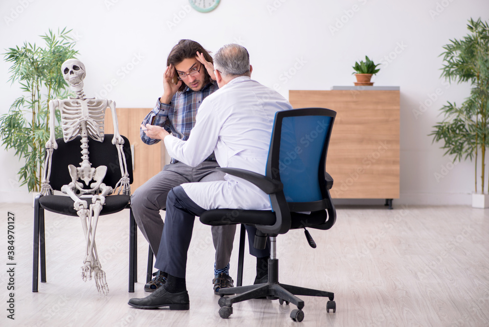 Obraz premium Young male patient visiting experienced doctor psychiatrist