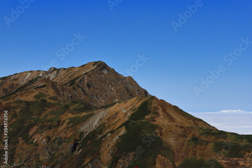 茶色い山と青い空 © HIDEKAZU