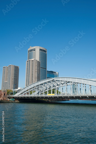 桜宮橋（銀橋）と大阪ビジネスパーク © Paylessimages