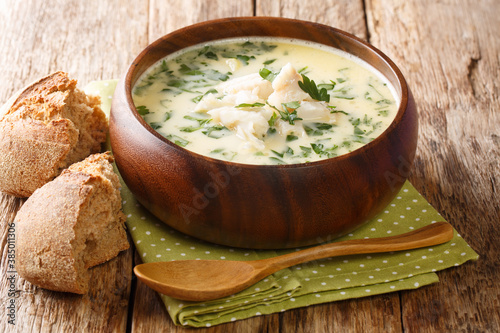 Tableau sur toile Delicious cream soup cullen skink cooked with smoked haddock and potatoes close-up in a bowl on the table
