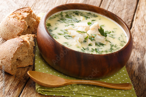 Foto Homemade scotch milk soup cullen skink with smoked haddock and potatoes close-up in a bowl on the table