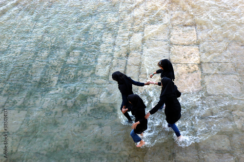 Junge Frauen im Fluss Zayandeh Rud photo