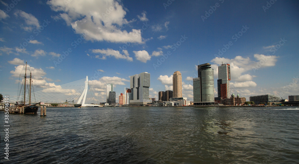 Rotterdam; Maaspanorama vom Veerhaven // Blick über die Nieuwe Maas zur Skyline am Kop van Zuid mit Erasmusbrücke