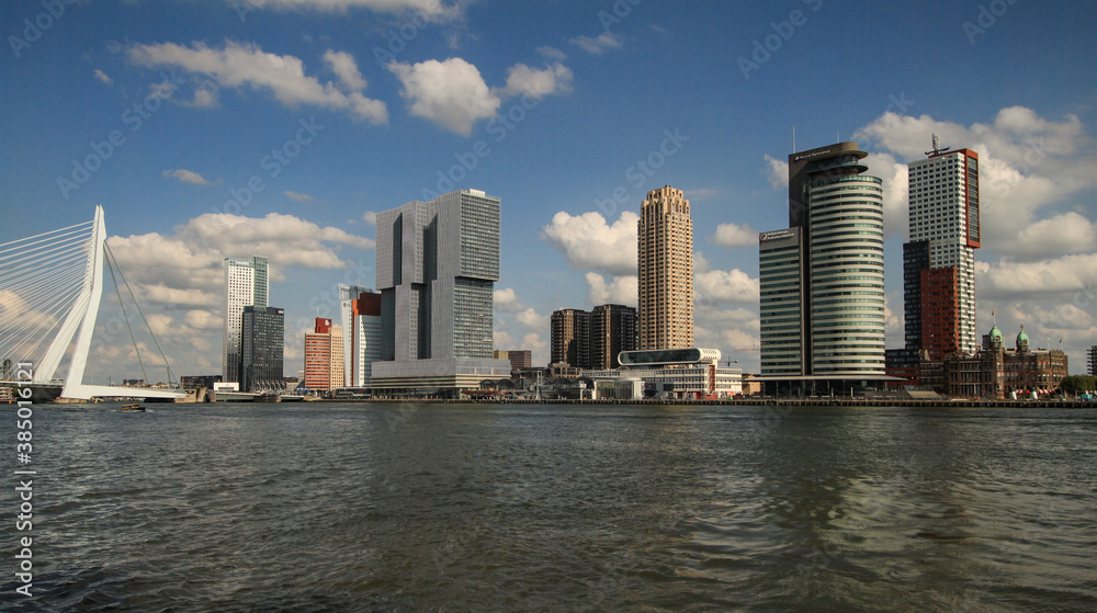 Boomtown Rotterdam; Blick über die Maas auf die Erasmusbrücke und die Uferfront am Kop van Zuid