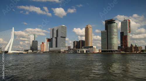 Boomtown Rotterdam  Blick über die Maas auf die Erasmusbrücke und die Uferfront am Kop van Zuid © holger.l.berlin