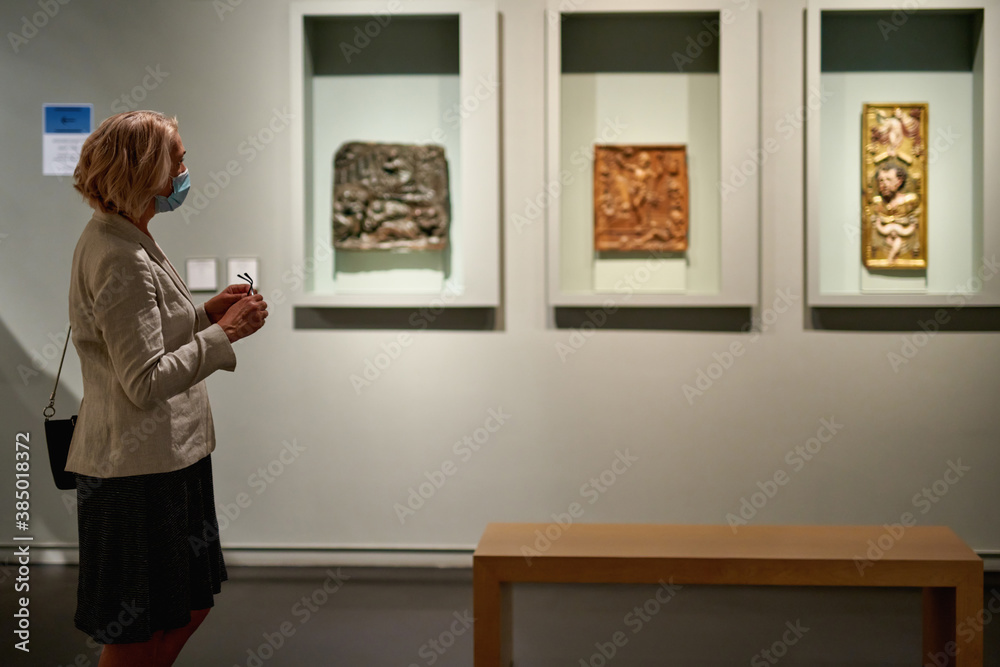women in the museum looks at art exhibitions women in the museum looks at art exhibitions