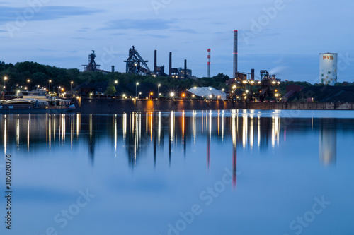 Industriehafen bei Nacht mit Blick auf die Dillinger Hütte