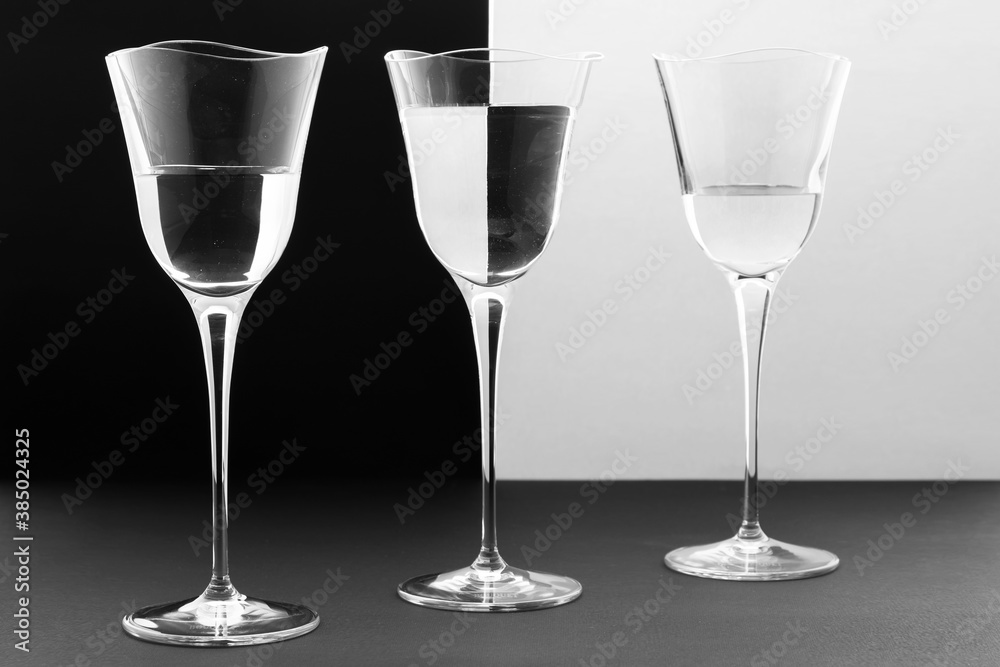 rifrazione acqua in bianco e nero su bicchieri di cristallo