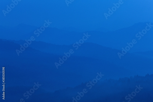 秋吉台から望む朝の山並み © Paylessimages