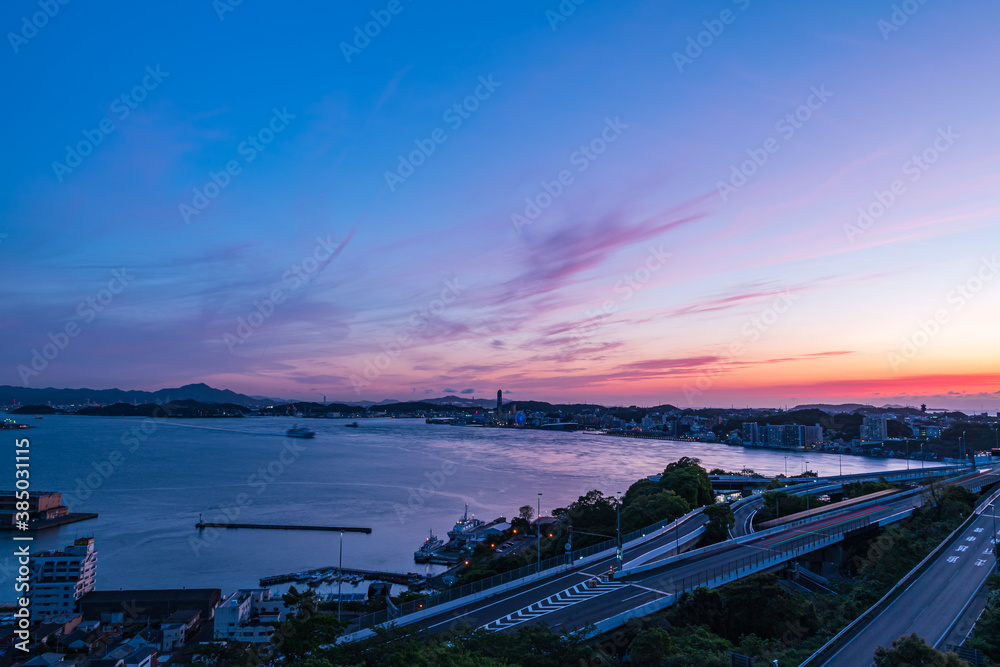 和布刈第二展望台から見る関門海峡と関門橋の夕暮れ